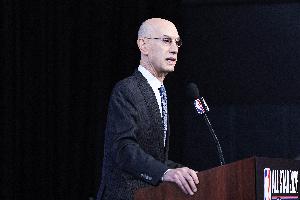 媒体人：首轮至今判罚尺度接近常规赛 这弱化了季后赛经验重要性