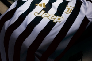 尤文官方发布新赛季主场球衣：沿用传统黑白间条衫，队徽镶金色